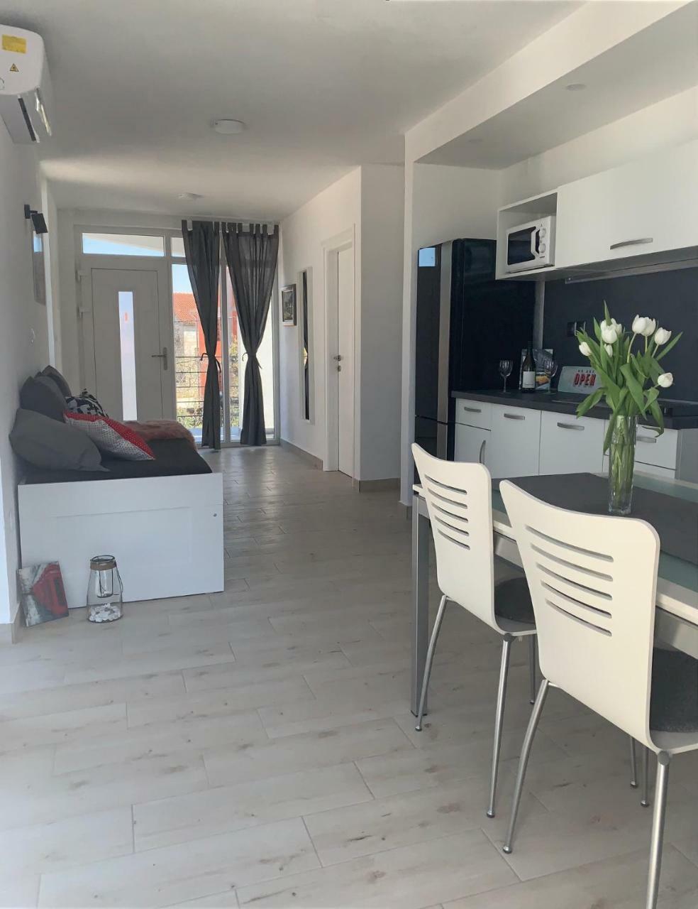 Modern Apartments Day Σίμπενικ Εξωτερικό φωτογραφία