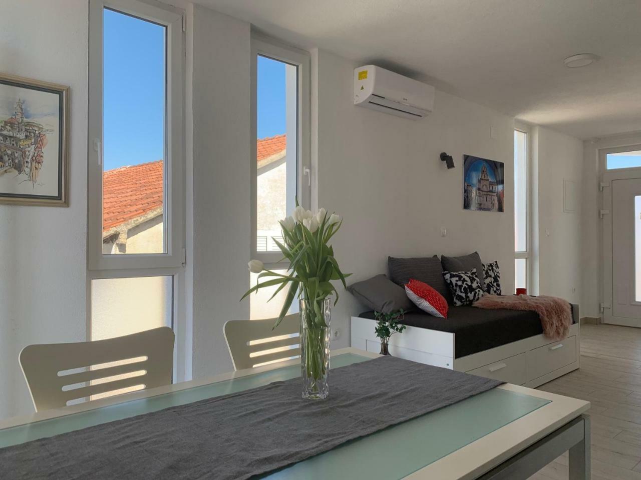 Modern Apartments Day Σίμπενικ Εξωτερικό φωτογραφία